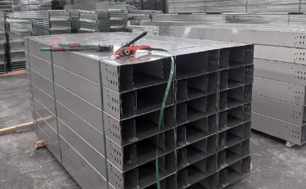 嘉峪关槽式桥架全封闭设计，防尘防干扰，常用于精密仪器区域！